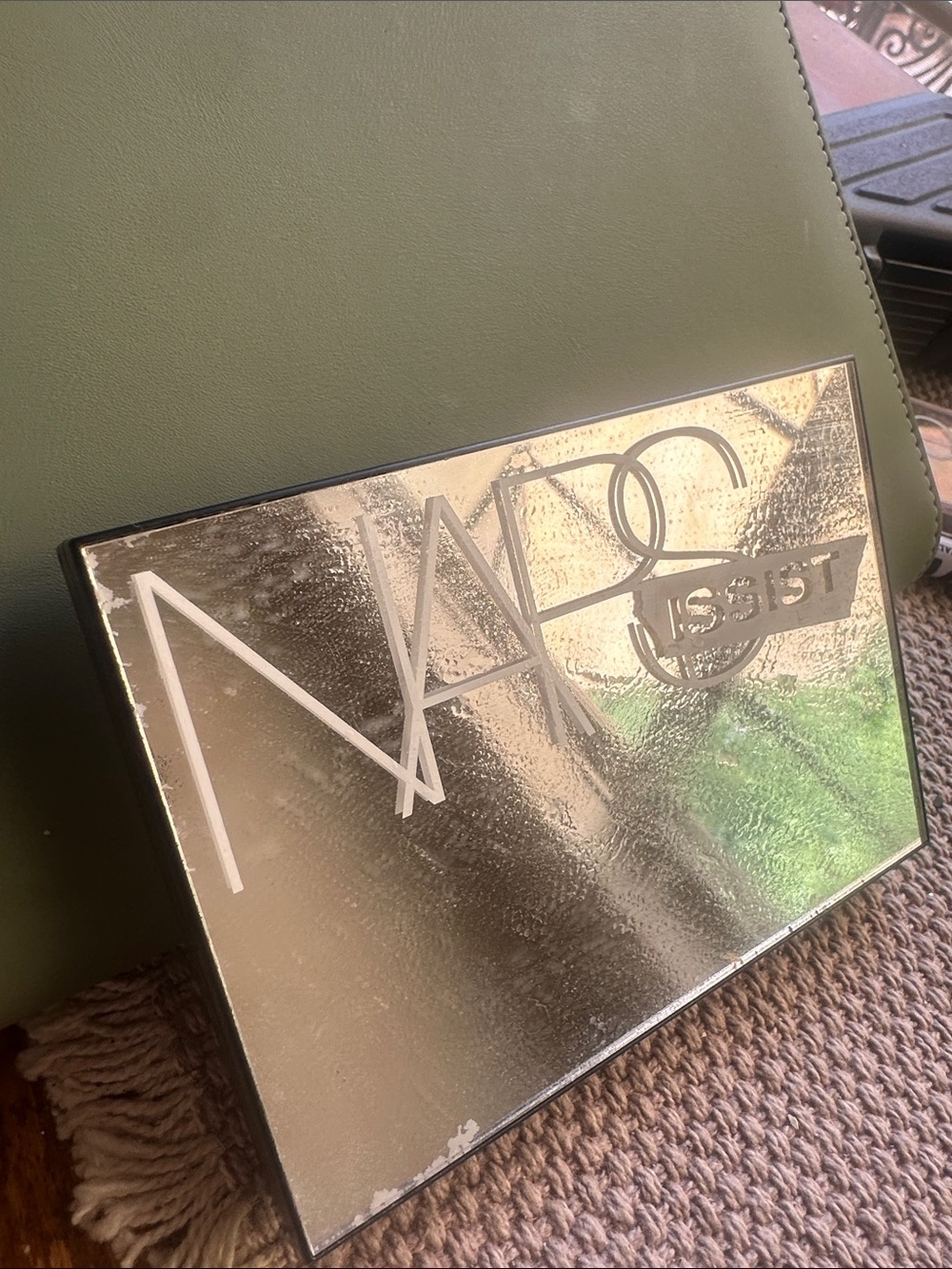 NARS Highlight & Glow Palette in Pink, Peach, Bronze and Champagne - Picture 2 of 3